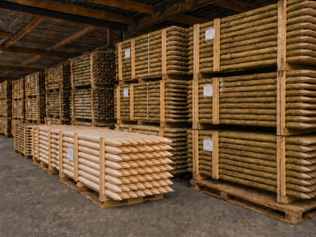 Zylindrisch gefräste Baumpfähle einseitig angespitztes Holz im Großhandel